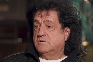 Бобул: Ми пили чай який? З вишні брали гілки, у чайник закинули, закипіло – дуже гарний колір, і так без цукру пили