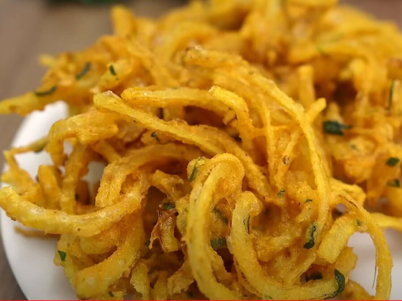 Лук обжаривайте в разогретом растительном масле до золотистой корочки