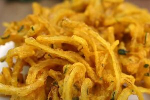 Лук обжаривайте в разогретом растительном масле до золотистой корочки