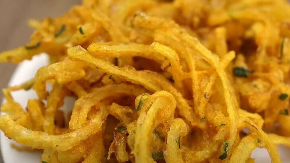 Лук обжаривайте в разогретом растительном масле до золотистой корочки