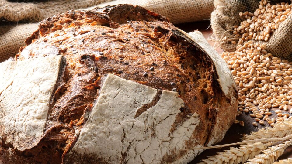 Хлеб имеет хрустящую корочку