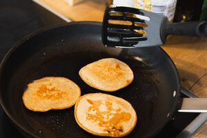 Обжарьте оладьи на сковороде с разогретым растительным маслом по полторы минуты с каждой стороны