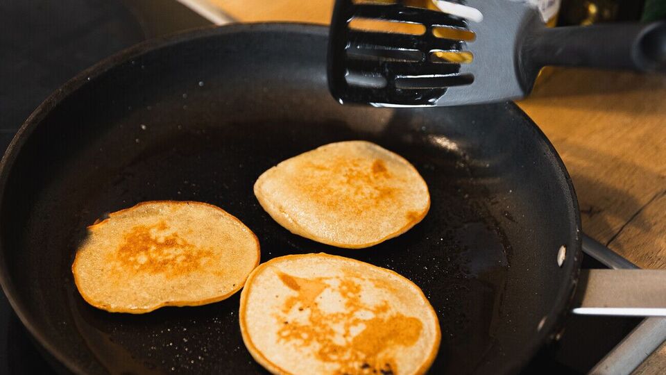 Обжарьте оладьи на сковороде с разогретым растительным маслом по полторы минуты с каждой стороны