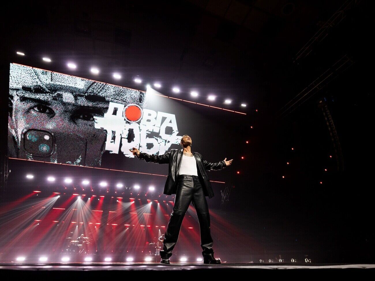 Макс Барських: Цей трек – заклик до світу від імені всіх українців. Пісня розповідає історію народу, що прокинувся зранку й опинився у війні