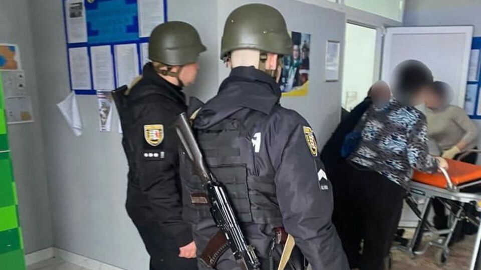 Мужчина взорвал несколько гранат во время заседания сессии