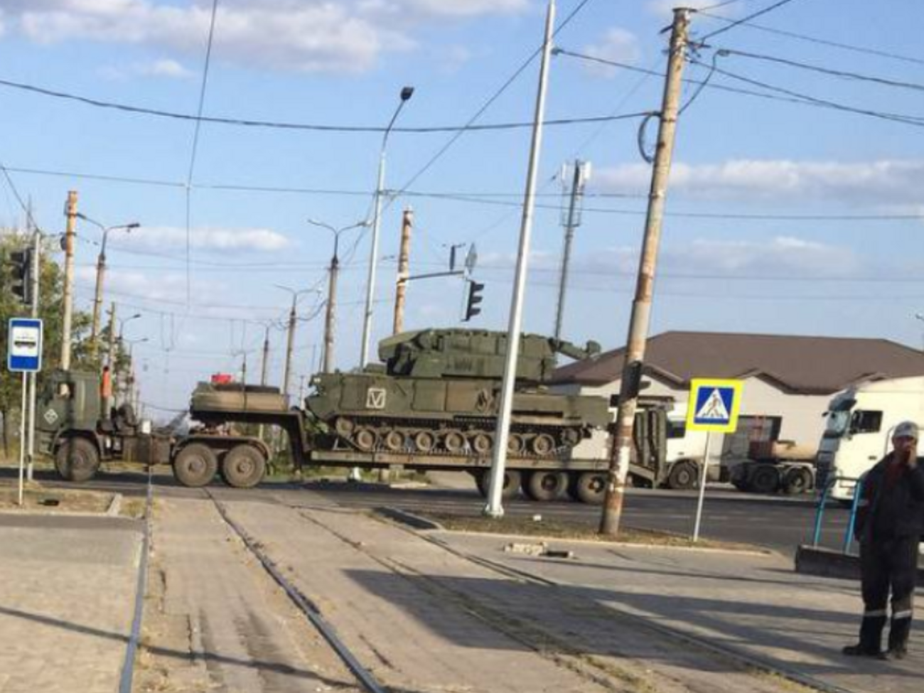 Захватчики перебрасывают тяжелую технику на Бердянск и перемещают средства ПВО в районе Мариуполя, рассказал Андрющенко