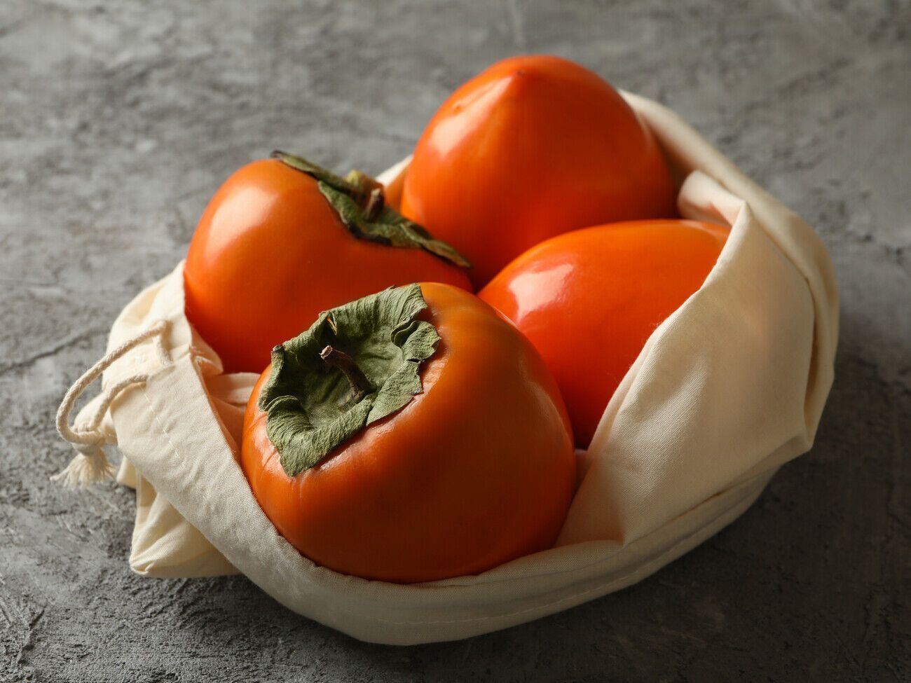 Хурма противопоказана людям с повышенной функцией щитовидной железы