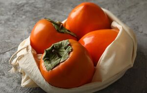 Хурма противопоказана людям с повышенной функцией щитовидной железы