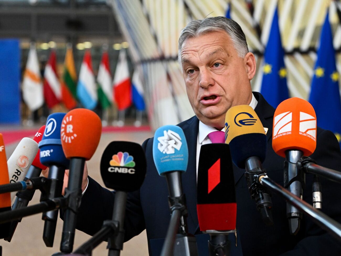 Орбан не брав участі в ухваленні рішення щодо початку переговорів з Україною про членство в ЄС, покинувши залу під час голосування