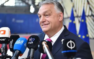 В момент голосования по Украине на саммите ЕС 14 декабря Орбан вышел из зала, но это была стратегия, заранее согласованная с Римом, отметили СМИ