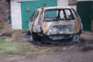 У Маріуполі висадили в повітря машину російського офіцера, заявив Андрющенко