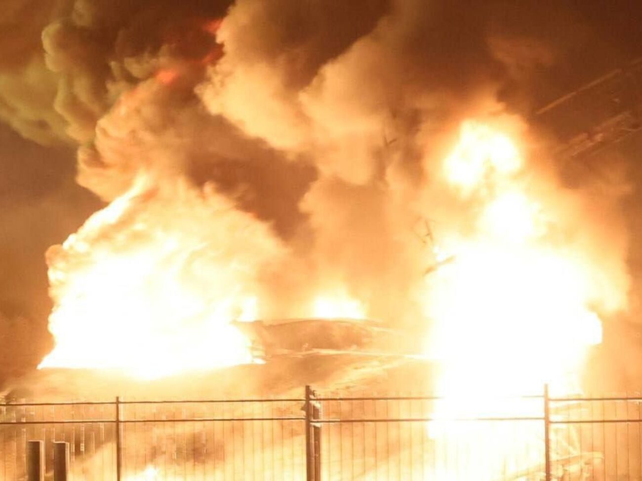 Сильна пожежа 15 грудня виникла на нафтобазі в Донецьку, до цього в місті чули вибухи