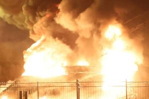 Сильный пожар 15 декабря вспыхнул на нефтебазе в Донецке, до этого в городе слышали взрывы