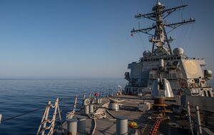 Американский эсминец сбил дроны, запущенные волнами, отметили военные США