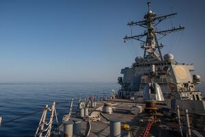 Американский эсминец сбил дроны, запущенные волнами, отметили военные США