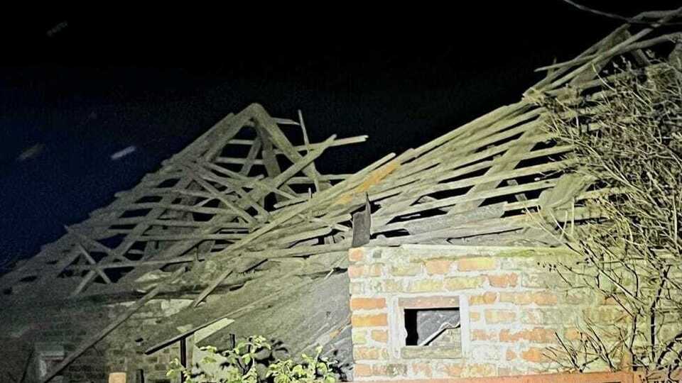 У Нікополі внаслідок атак РФ пошкоджено п'ятиповерхівку й п'ять приватних будинків, також понівечено дві господарські будівлі, зазначили в ОВА