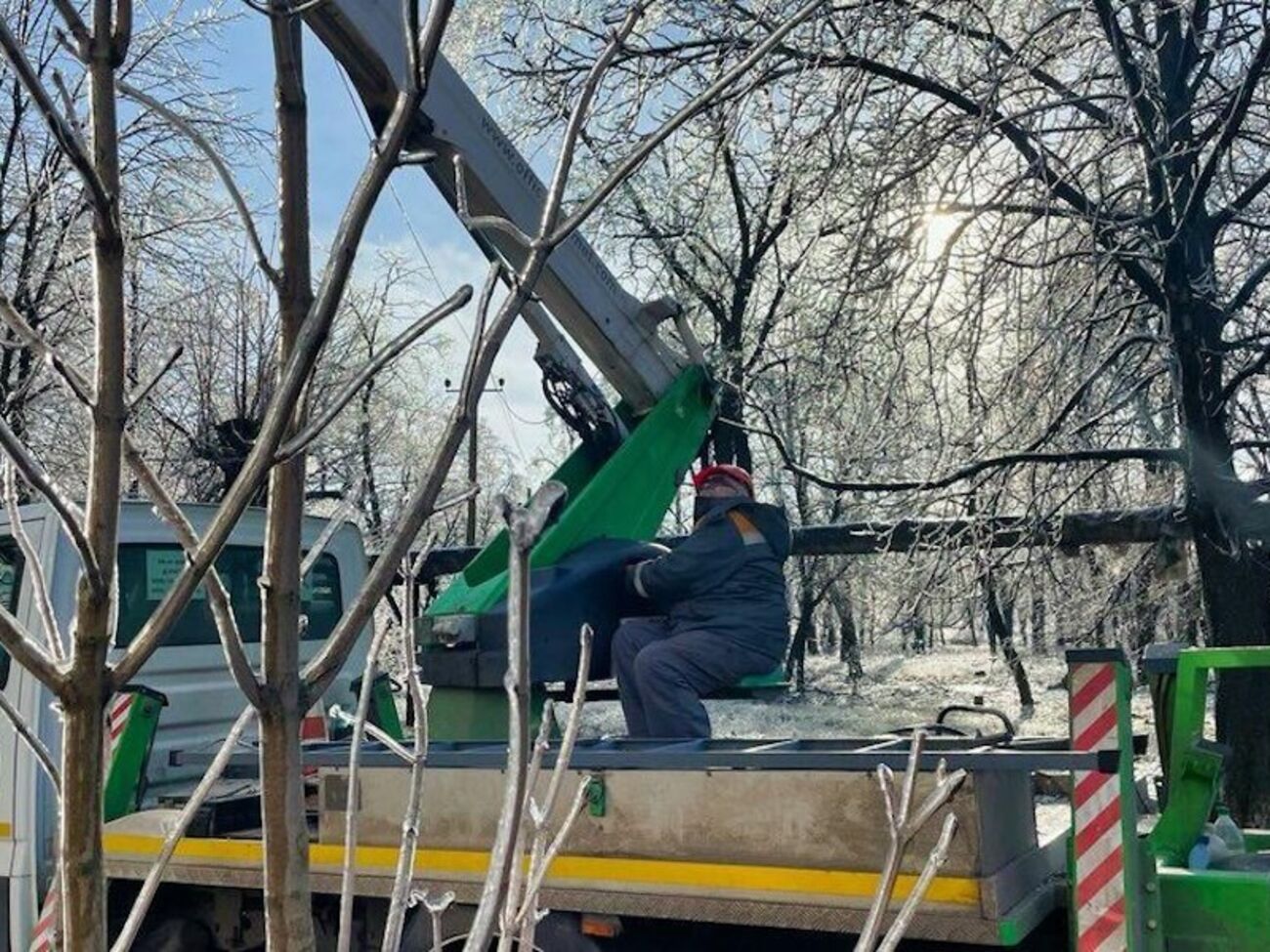 Линии покрылись слоем льда кое-где втрое толще диаметра провода, рассказали в компании