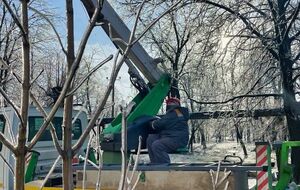 Линии покрылись слоем льда кое-где втрое толще диаметра провода, рассказали в компании