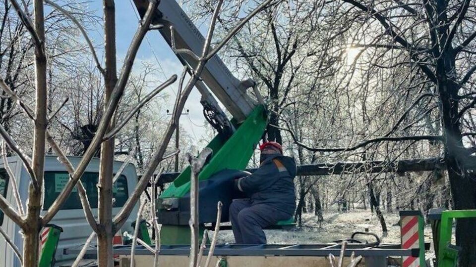 Линии покрылись слоем льда кое-где втрое толще диаметра провода, рассказали в компании
