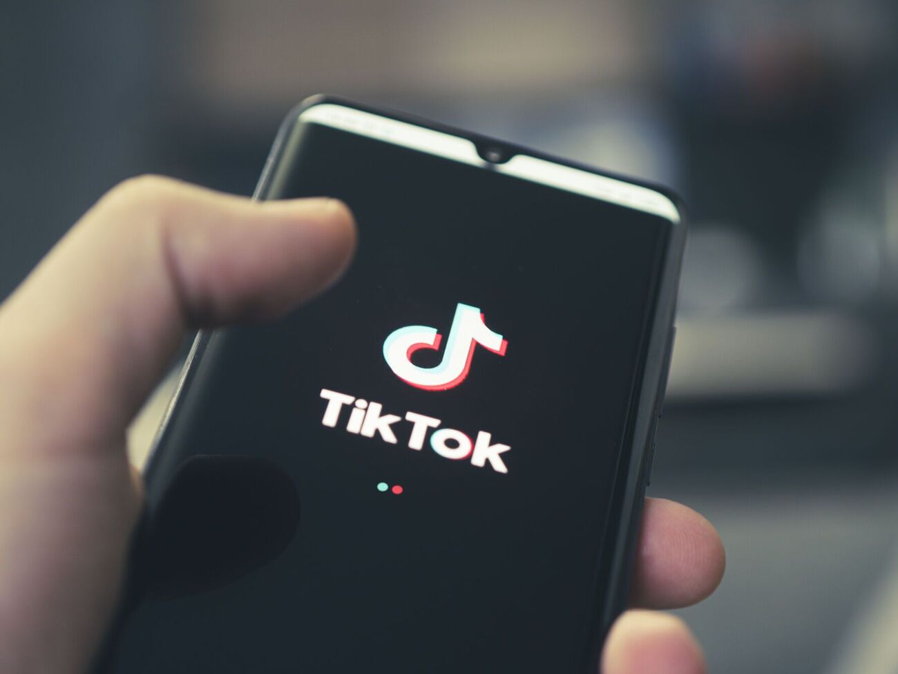 TikTok обнаружил и удалил более 12 800 аккаунтов, участвовавших в операции против украинского руководства