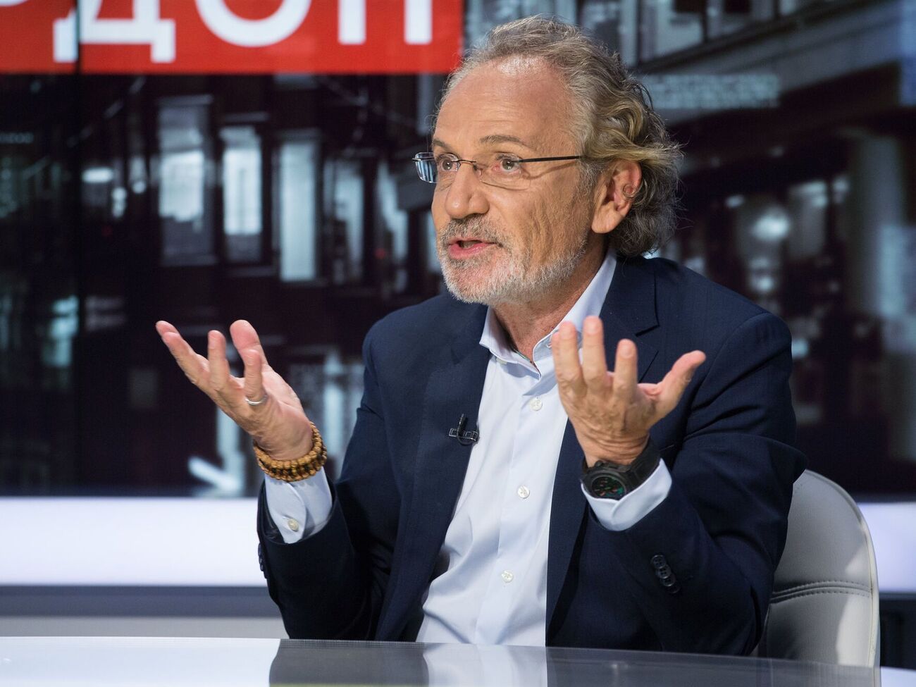 Шустер отметил, что пилот послал авиадиспетчера из Владивостока