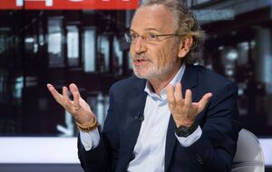 Шустер отметил, что пилот послал авиадиспетчера из Владивостока