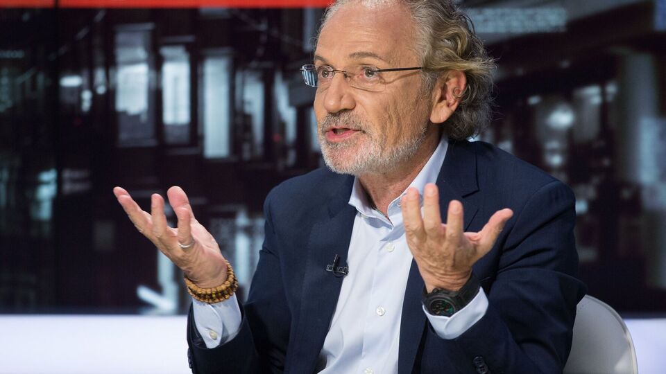 Шустер отметил, что пилот послал авиадиспетчера из Владивостока