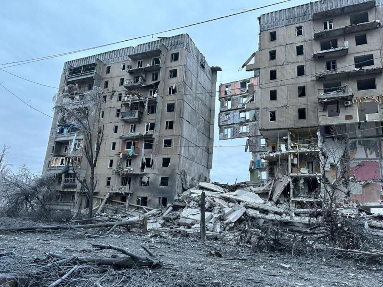 У Кураховому пошкоджено чотири багатоповерхівки, вісім приватних будинків, заклад культури та промзону