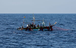 Судно покинуло ливийский город Зуара с приблизительно 86 людьми на борту