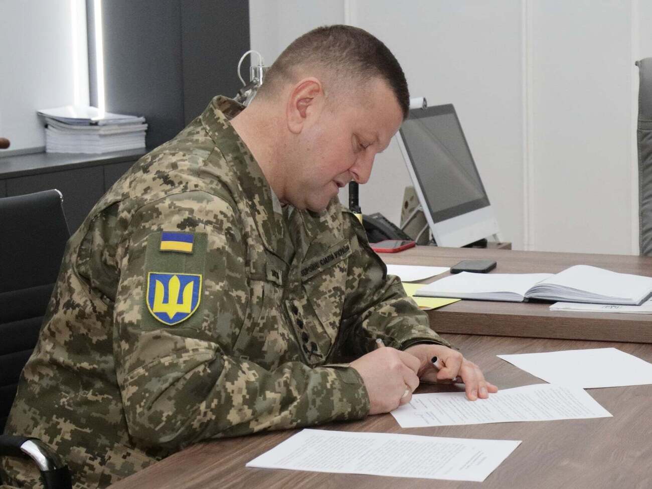Сторонню апаратуру виявили під час підготовки кабінету Залужного до роботи, пишуть ЗМІ