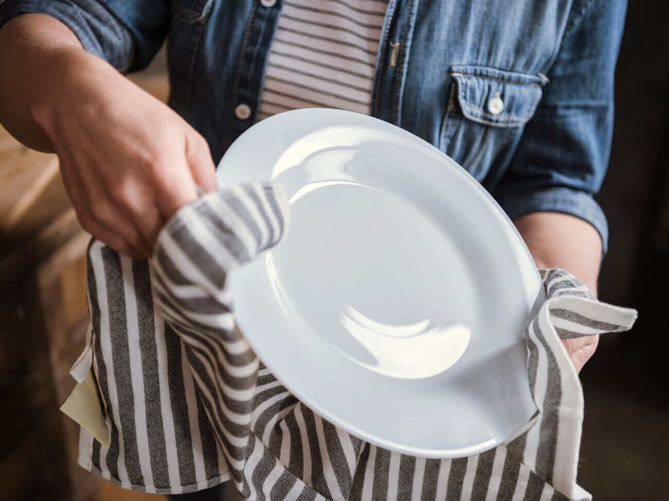 Чтобы приготовить раствор для придания посуде блеска, растворите в воде соль и уксус