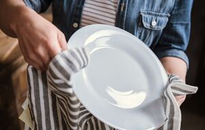 Чтобы приготовить раствор для придания посуде блеска, растворите в воде соль и уксус