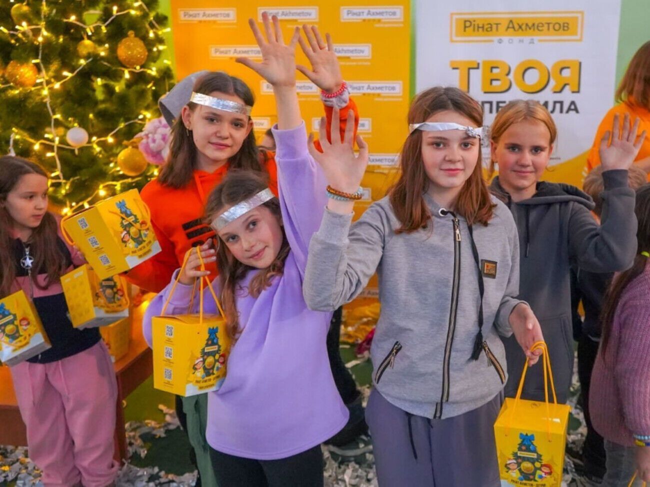 По словам заместителя директора центра "Изумрудный город" Марины Сикавой, их заведение уже лет 15 дружит с Фондом Рината Ахметова