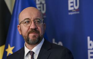 На спецсаммите ЕС попытаются убедить Венгрию поддержать решение о предоставление Украине помощи на €50 млрд, отметил Мишель