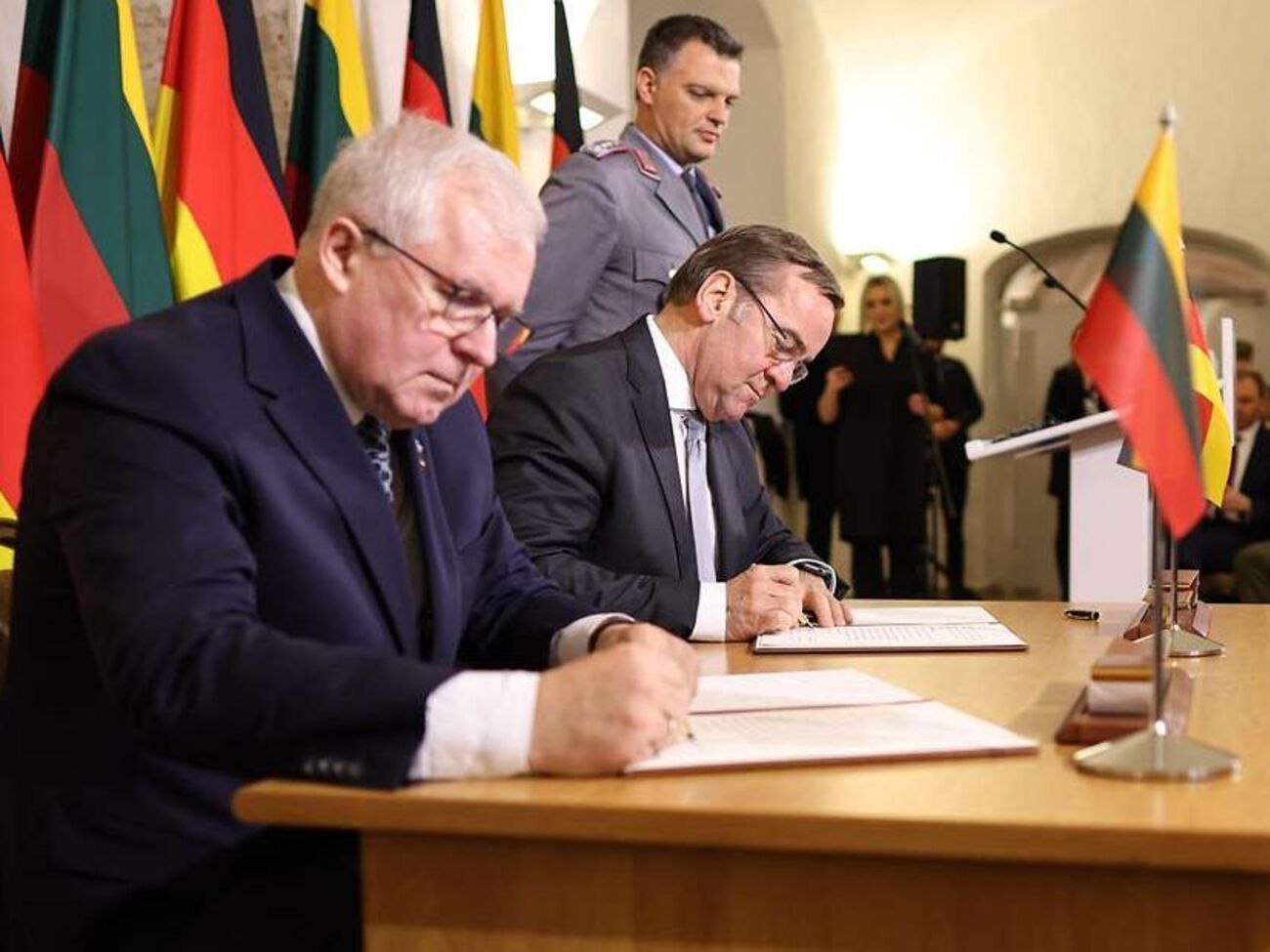 Писториус и Анушаускас (слева) подписали документ для развертывания бригады бундесвера в Литве