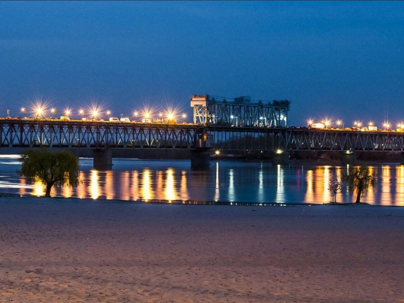 У Кременчуці приблизно о 20.14 і 21.00 чули вибухи, зазначили ЗМІ