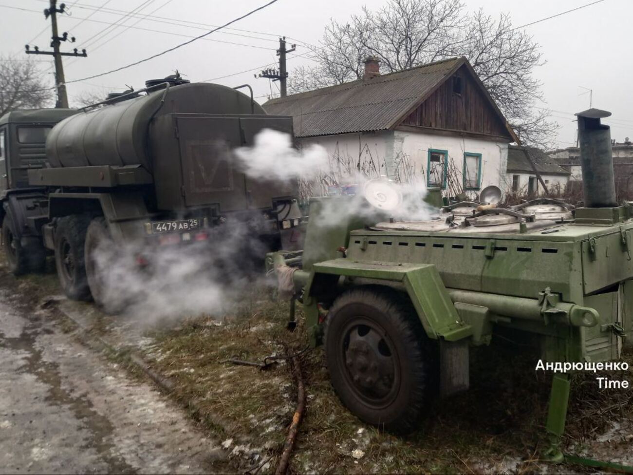 Полевыми кухнями с едой для гражданских оккупанты прикрывают свои бензовозы и другую технику, рассказал Андрющенко