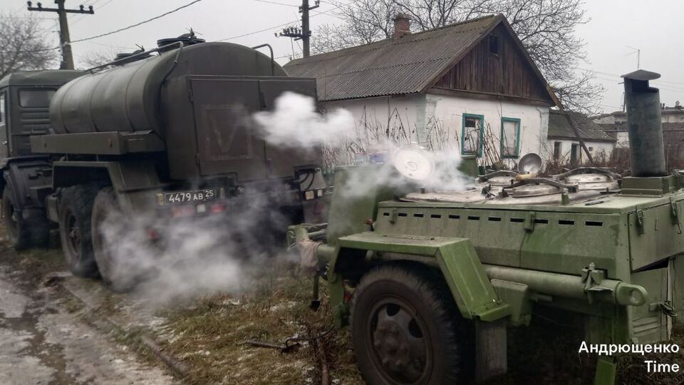 Полевыми кухнями с едой для гражданских оккупанты прикрывают свои бензовозы и другую технику, рассказал Андрющенко