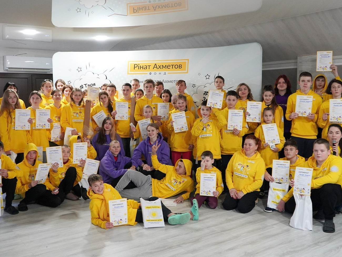 Чтобы получить новогодние подарки в рамках акции "Ринат Ахметов – детям" для детей из Мариуполя необходимо обратиться в центры "ЯМариуполь"