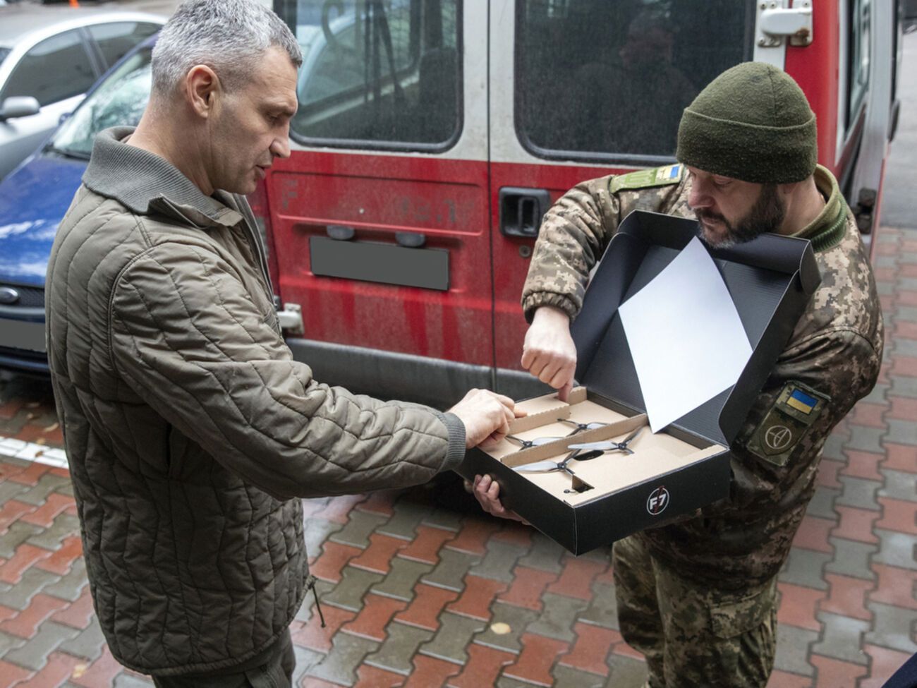 Віталій Кличко (ліворуч): Сьогодні "пташки" прибули до Києва. Придбав їх Володя