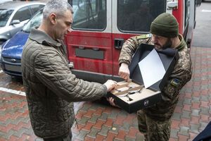Віталій Кличко (ліворуч): Сьогодні "пташки" прибули до Києва. Придбав їх Володя