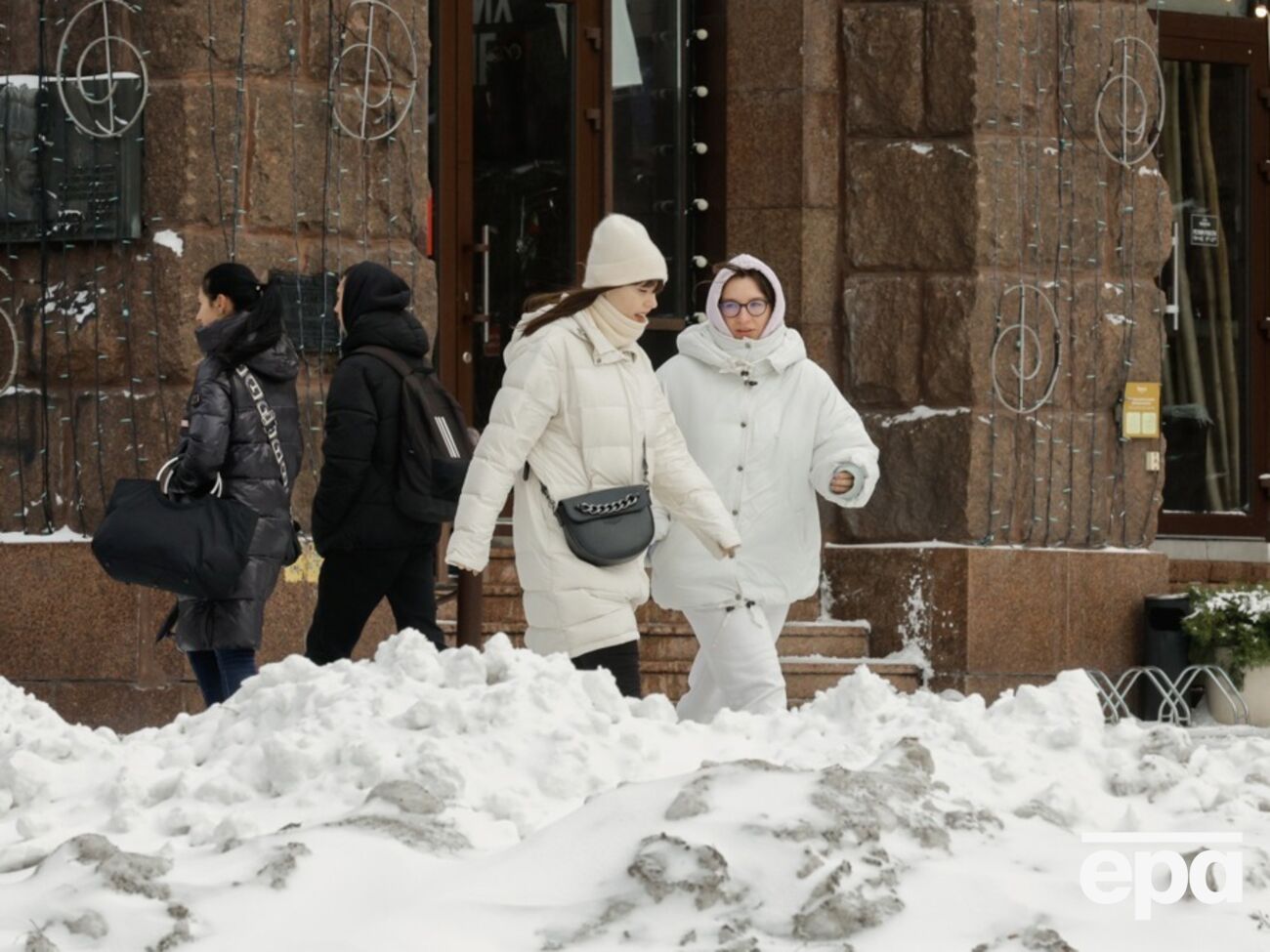 За даними КМІС, незалежно від регіону проживання приблизно однакова частка населення вважає, що справи в Україні рухаються в правильному напрямі