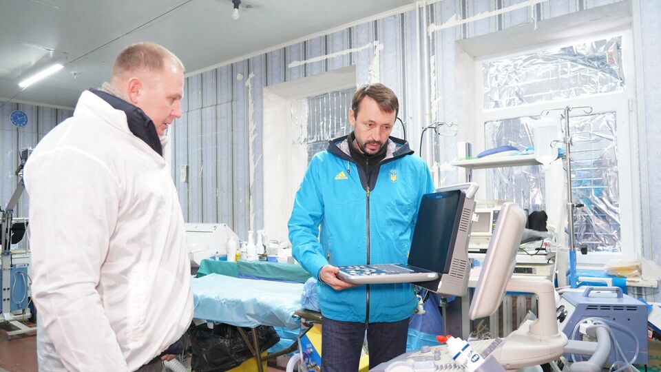 В медучреждение на передовой доставили наркозно-дыхательный аппарат с компрессором и аппарат УЗИ