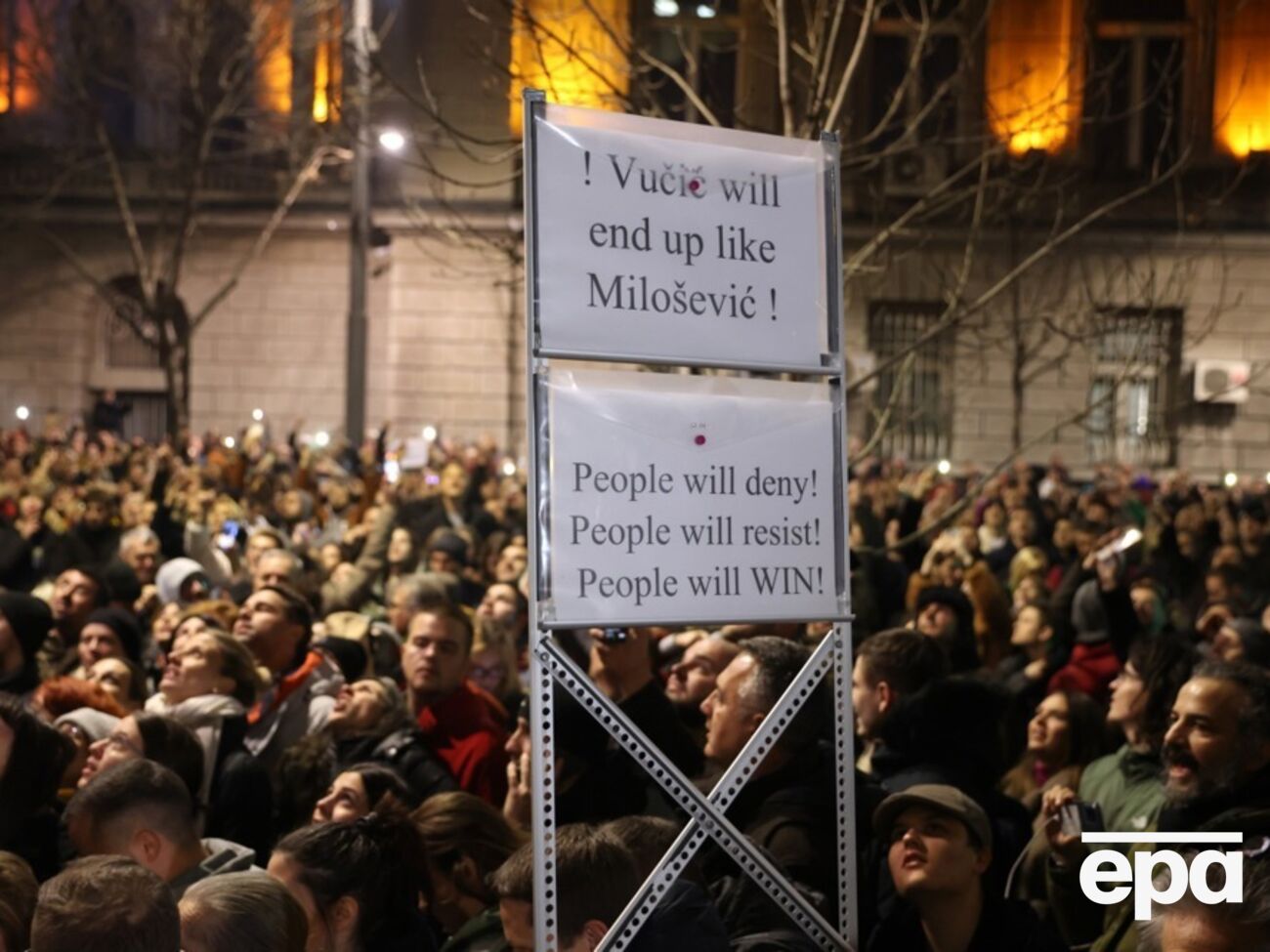 Демонстранти закидали будівлю виборчої комісії яйцями, помідорами й туалетним папером