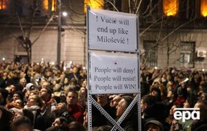 Демонстранти закидали будівлю виборчої комісії яйцями, помідорами й туалетним папером