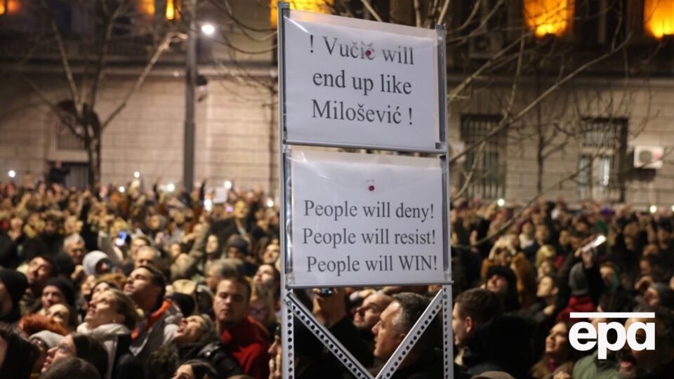 Демонстранти закидали будівлю виборчої комісії яйцями, помідорами й туалетним папером