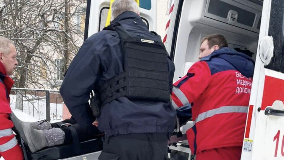 Чоловік зазнав осколкових поранень, на його доньку чекає операція