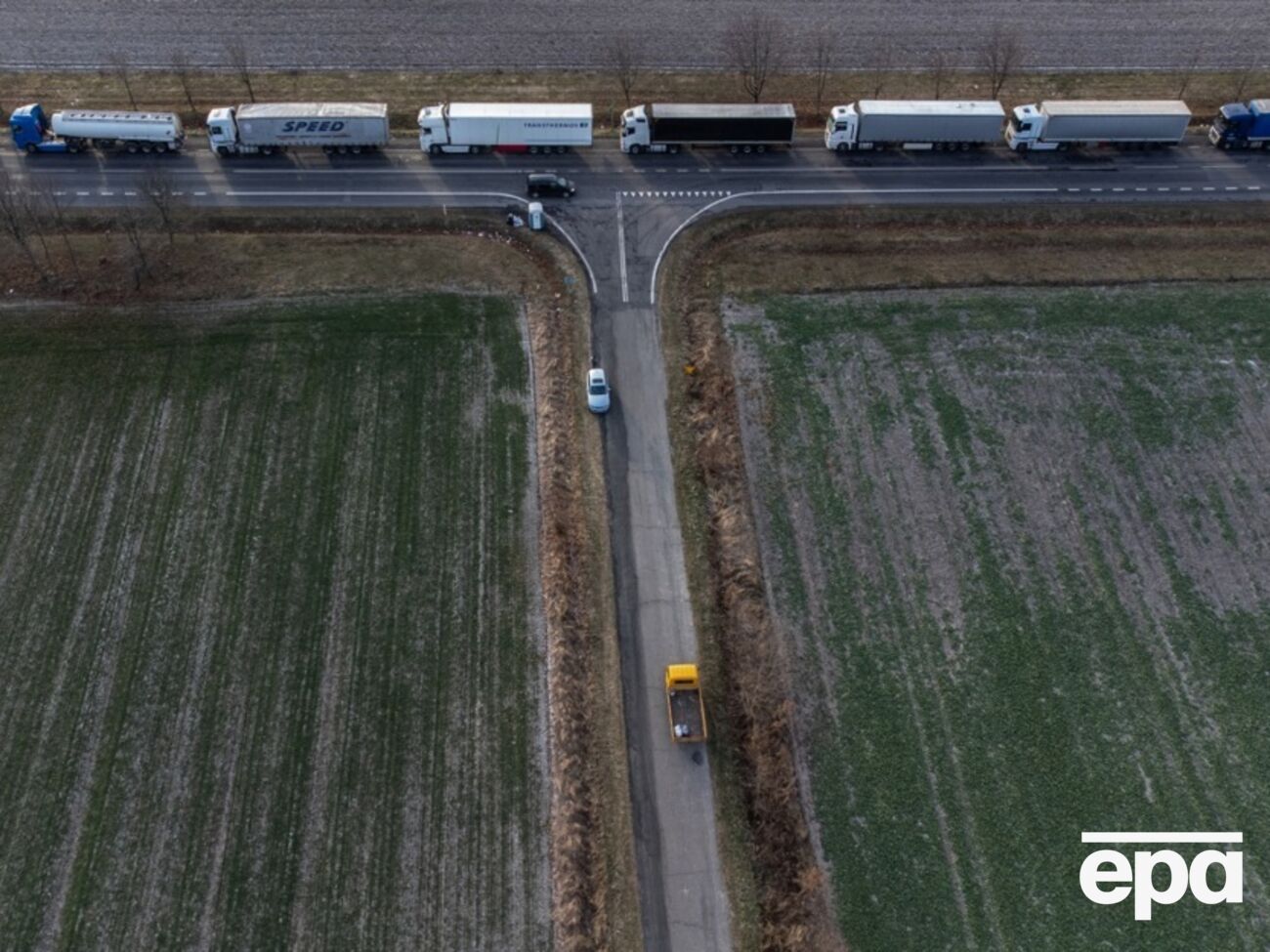 По данным ГПСУ на 2 декабря, в очередях в сторону Украины в Польше находится около 2,4 тыс. грузовиков