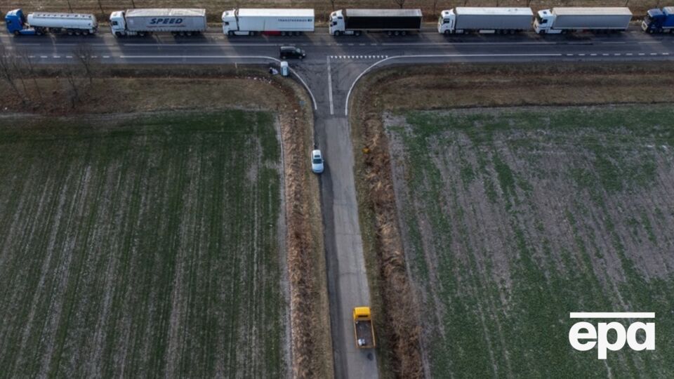 За даними ДПСУ станом на 2 грудня, у чергах у бік України в Польщі стоїть приблизно 2,4 тис. вантажівок
