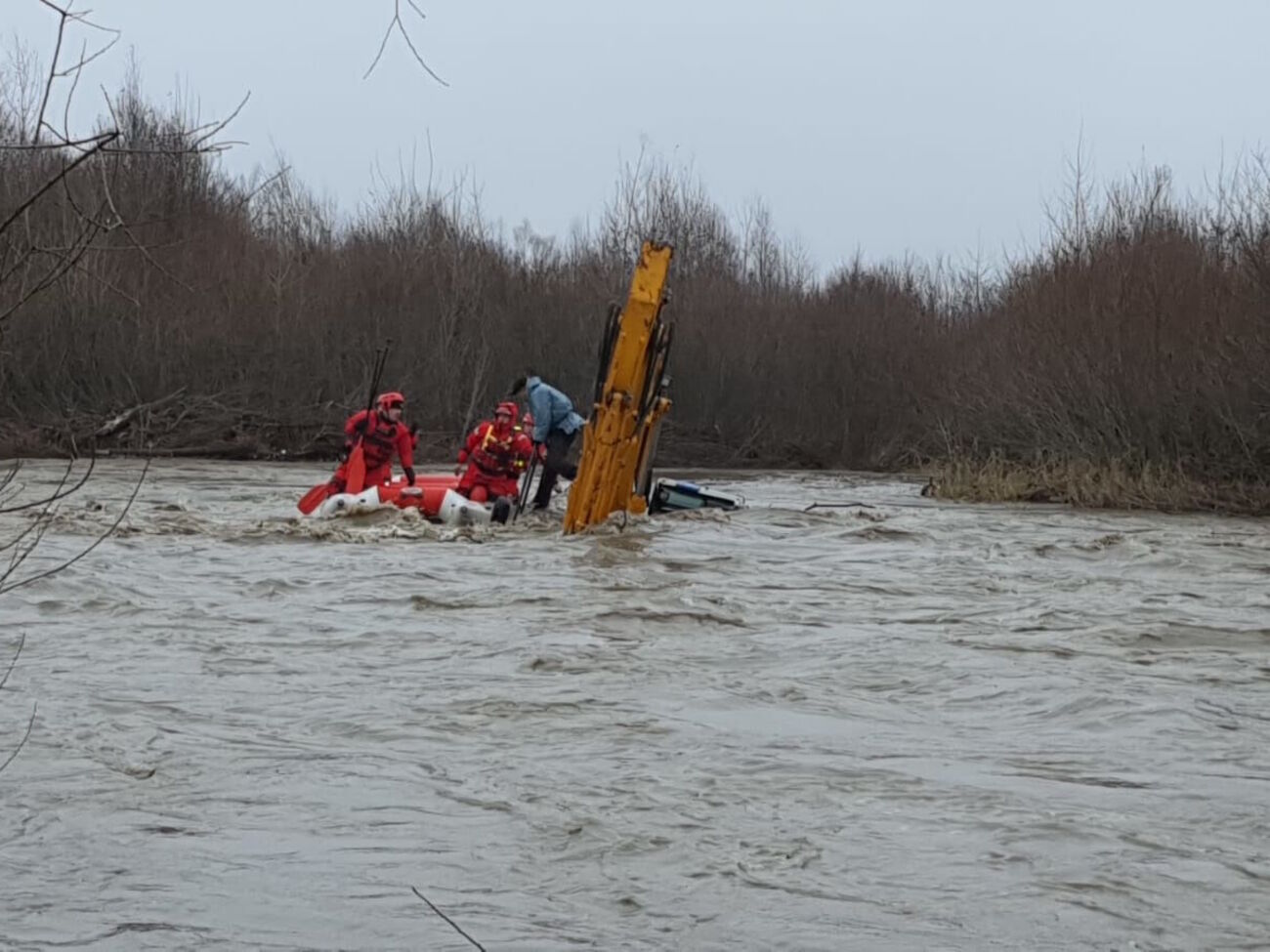 Через сильну течію люди самостійно вибратися із трактора не змогли, зазначили в ДСНС